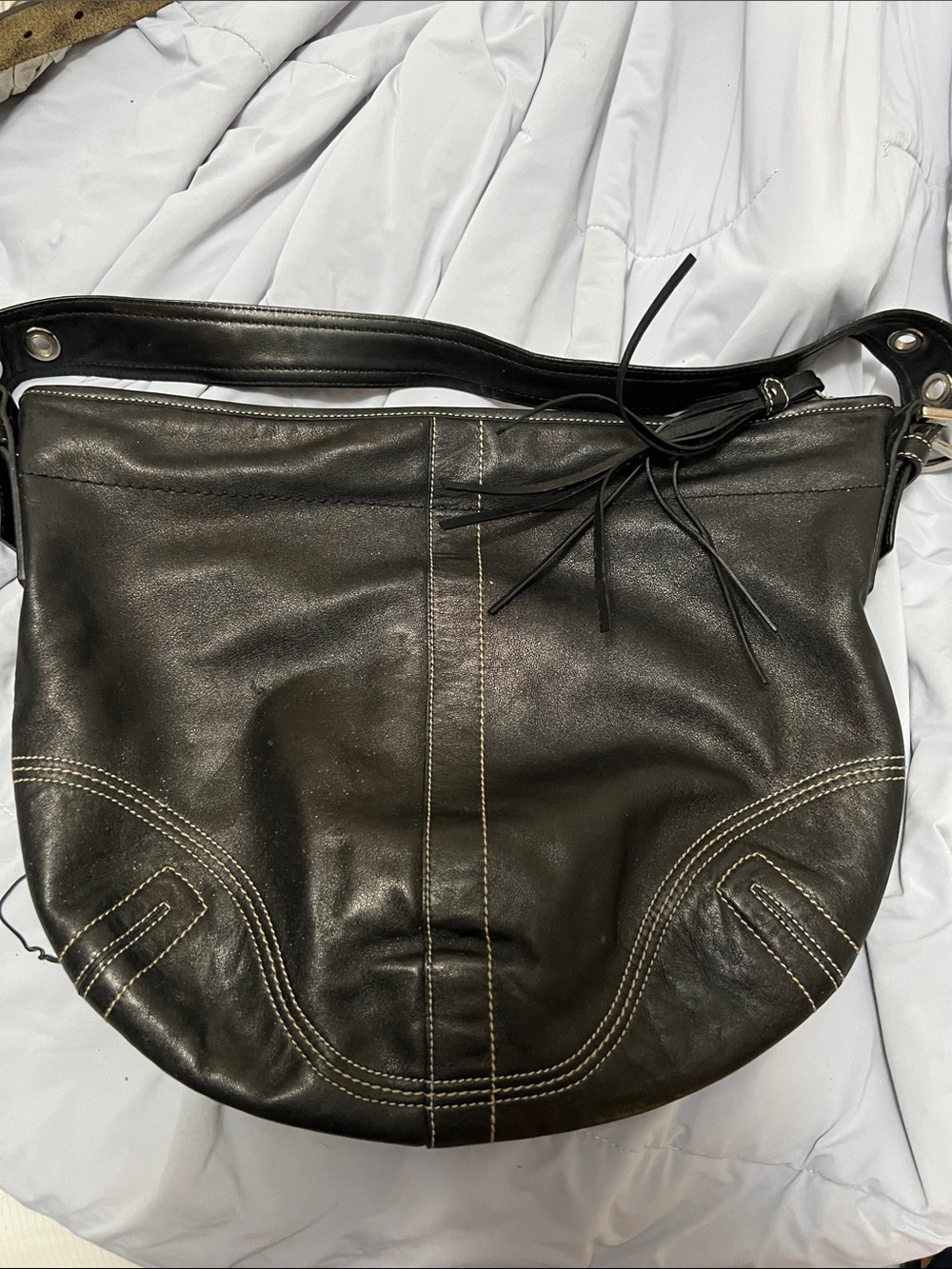 Classic coach  Black Leather Shoulder Bag with Contrast Stitching